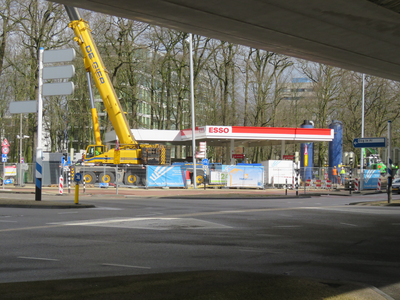 848320 Afbeelding van het plaatsen van nieuwe benzine-opslagtanks bij het ESSO-benzinestation (24 Oktoberplein 1) te ...
